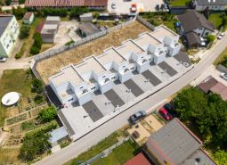 Výstavba domov v Hornej Strede na ulici Horná Streda, radová zástavba so štrkovou prístupovou cestou.