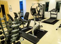 Interiér telocvične s rôznorodým fitness zariadením vo výstavbe bytov.