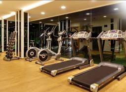 Gym s vybavením vo Výstavbe bytov, bežecké pásy a stacionárne bicykle.