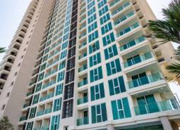 Výstavba bytov v meste Pattaya s bazénom a modernou architektúrou.