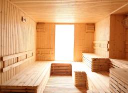 Drevená sauna s lavicami, prirodzené svetlo; Výstavba bytov.