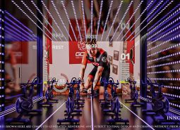 Fitness štúdio s cyklotrenažérmi a premietanou obrazovkou vo výstavbe bytov.