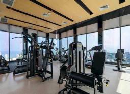 Fitness centrum vo výstavbe bytov s výhľadom na Pattayu.