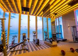 Fitness centrum s výhľadom na more a moderným vybavením v rámci výstavby bytov.