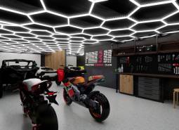 Motocykle a náradie v luxusných obchodných priestoroch s moderným osvetlením.