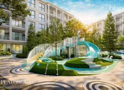 Detské ihrisko pri výstavbe bytov v Phukete s veľkou šmykľavkou a zeleňou.