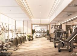 Interiérová telocvičňa s podlahou s dreveným dekorom a fitness vybavením v výstavbe bytov.