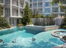 Bazén a vírivka obklopené zeleňou pri výstavbe bytov v Phukete.