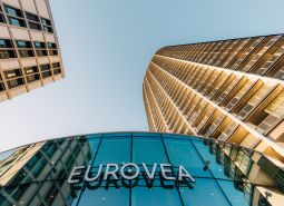 Pohľad na budovu Eurovea na Pribinovej v Bratislave, fasáda a sklenená konštrukcia.