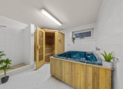 Sauna a vírivka v rodinnom dome s bielymi kachličkami a sprchovým kútom.
