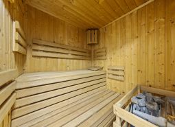 Sauna s dreveným obkladom v rodinnom dome.