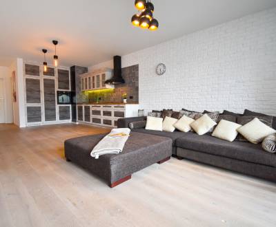 MEINL RESIDENCE (A4) - JASNÉ SLOVÁ NEPOTREBUJÚ INTERPRETA