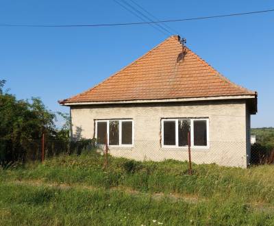 Na predaj rodinný dom so stavebným pozemkom v Svätoplukove.