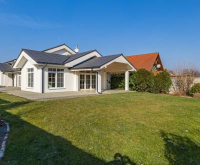 Dvojpodlažný rodinný dom 404 m2, nezariadený s dvoj-garážou a záhradou