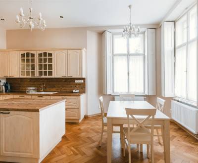 PRENÁJOM 3 izbový luxusný byt s parkovaním, záhradou, centrum