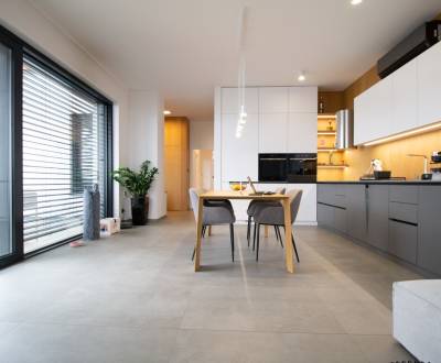 Dizajnový 3i byt na Kolibe s obrovskou terasou