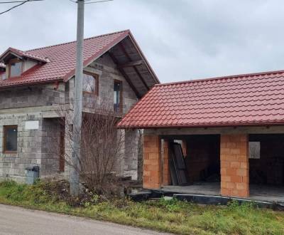 Priestranný dvojpodlažný rodinný dom s pivnicou a garážou v obci Varín