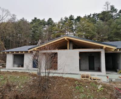 Predaj rodinný dom novostavba Valča, hrubá stavba, vlastný projekt
