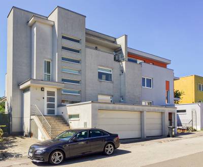  Veľký slnečný 9 izbový rodinný dom s bazénom