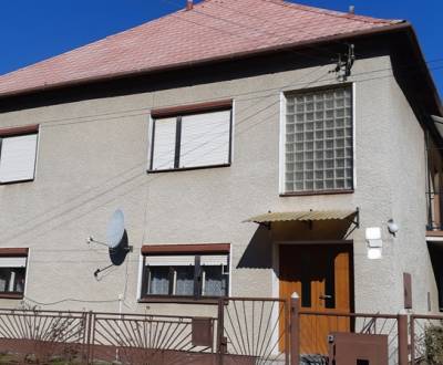 REZERVOVANy !!!Na predaj dvojpodlažný rodinný dom v Hronskom Beňadiku