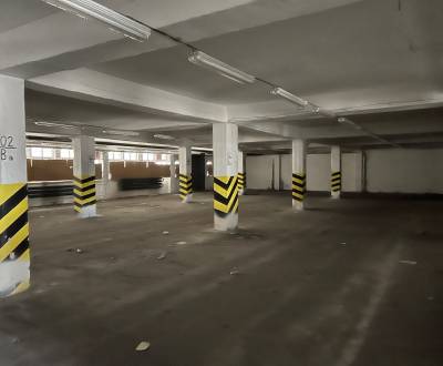 Na prenájom hala v Rači 600 m2, ale je už len voľných 300 m2