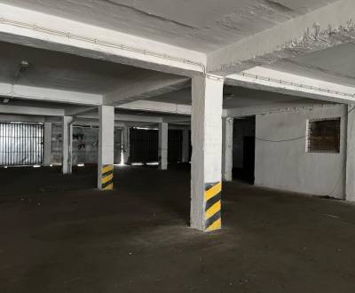 Na prenájom hala v Rači 750 m2, ktorá sa dá rozdeliť na dve polovice