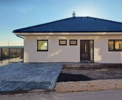 Skolaudovaná novostavba rodinného domu 4+1 pozemok 850 m2 Dolné Dubové