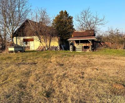 Predám pozemok so starým domom v obci Kolta
