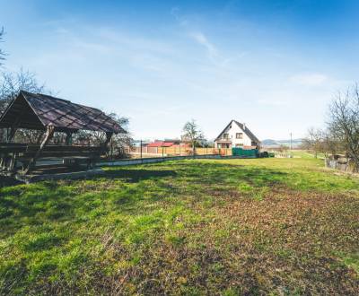 Slnečný, rovinatý pozemok v centre obce Beluša - Podhorie