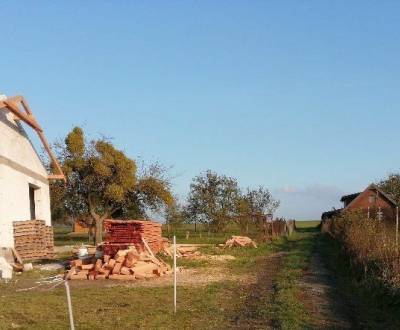 Slnečný rovinatý stavebný pozemok na dobrom mieste Nižná Kamenica