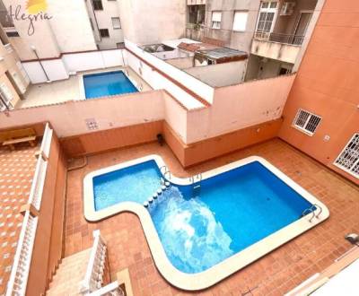 Dokonalý byt s bazénom 400m od pláže del Cura, Španielsko. Torrevieja
