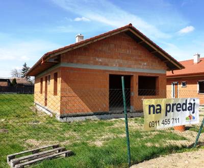 Na predaj rozostavaný 4-izbový RD v stave hrubej stavby, obec Považany