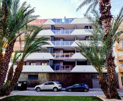 Krásny 3 izbový byt s veľkou terasou pri pláži v Torrevieja