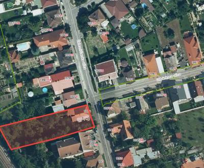 Stavebný pozemok na predaj so starším rodinným dom v meste Galanta