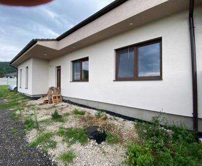 * novostavba 4i RD bungalov v obci Smolenice
