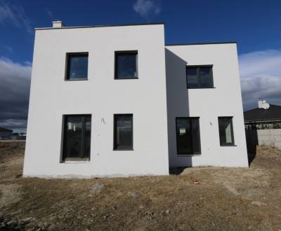 PREDAJ-4 izbový rodinný dom s terasou a záhradkou, Hrubá Borša