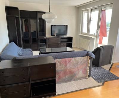 Priestranný 3i byt 82 m2, s dvomi lodžiami a garážou, dobrá lokalita 