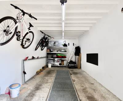 PREDANÉ: Pekná garáž s hlbokou montážnou jamou a elektrinou, Ružinov