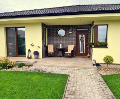 Exkluzívne predáme rodinný dom s bazénom v Rastislaviciach.