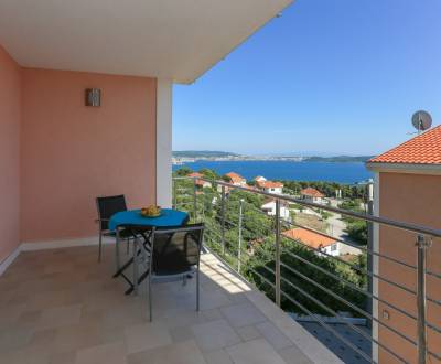 Trogir, Seget Donji – zariadené apartmány s výhľadom na more