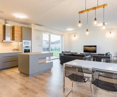 Nadštandardný 4i RD 109m2, s 2x terasou, záhradou a 2x parkovaním