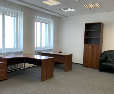 Kancelária 37 m2 s 2 pakovacími miestami, Bazová ul.