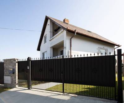 Dvojpodlažný rodinný dom s veľkým pozemkom na predaj v obci Jahodná