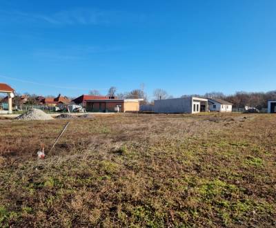 Znížená cena! Stavebný pozemok, 532 m2, Poľná ul., Vráble-Horný Ohaj