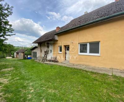 Na predaj rodinný dom s pozemkom a garážou v obci Malá Hradná, 380m2