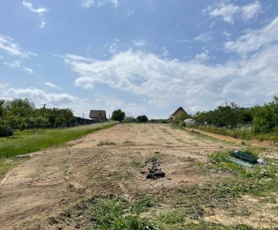 Pozemok vhodny na investiciu, v Nitrianskych Hrnciarovciach.