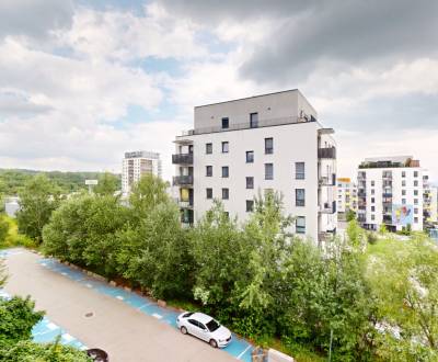 Predaj priestranného 3-izbového bytu v Dúbravke vrátane loggie, balkón