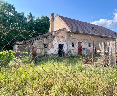 Pozemok s dvomi prístupmi a starším domom v Reci
