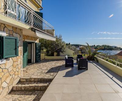 Priestranný rodinný dom, 242 m2, terasy, ostrov Prvič - Šepurine