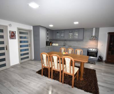 Zrekonštruovaný dom- časť  dvojdomu, pozemok 378 m²,Trhová Hradská